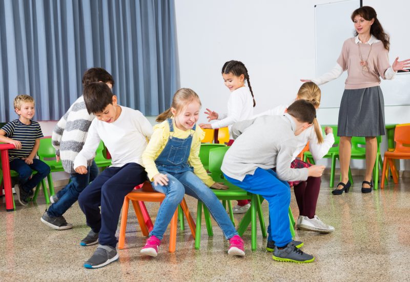 jeu des chaises musicales avec des enfants